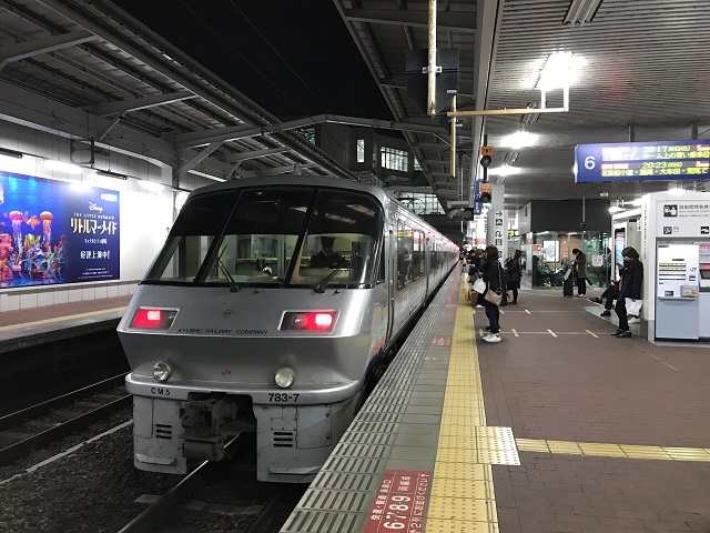 発車前の博多駅