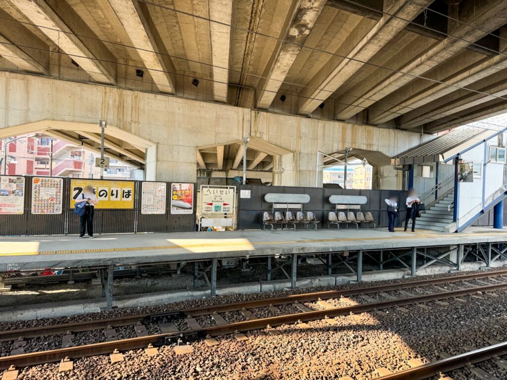 JR平成駅のホームで待つ人たち