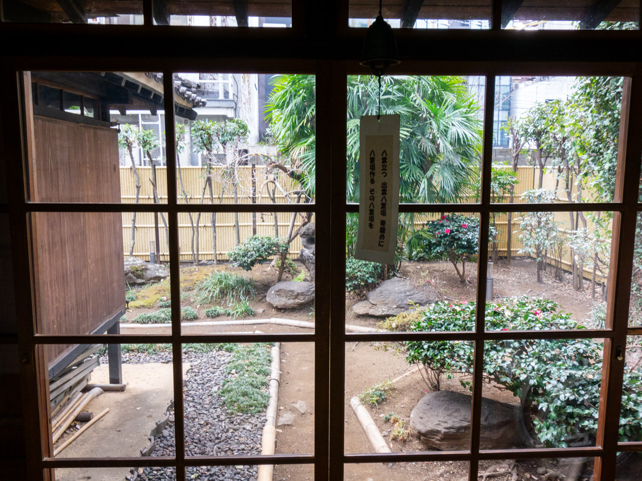 居間の窓から見える庭園