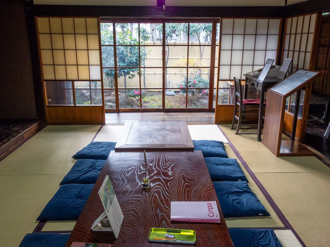 小泉八雲旧居の書斎がある居間