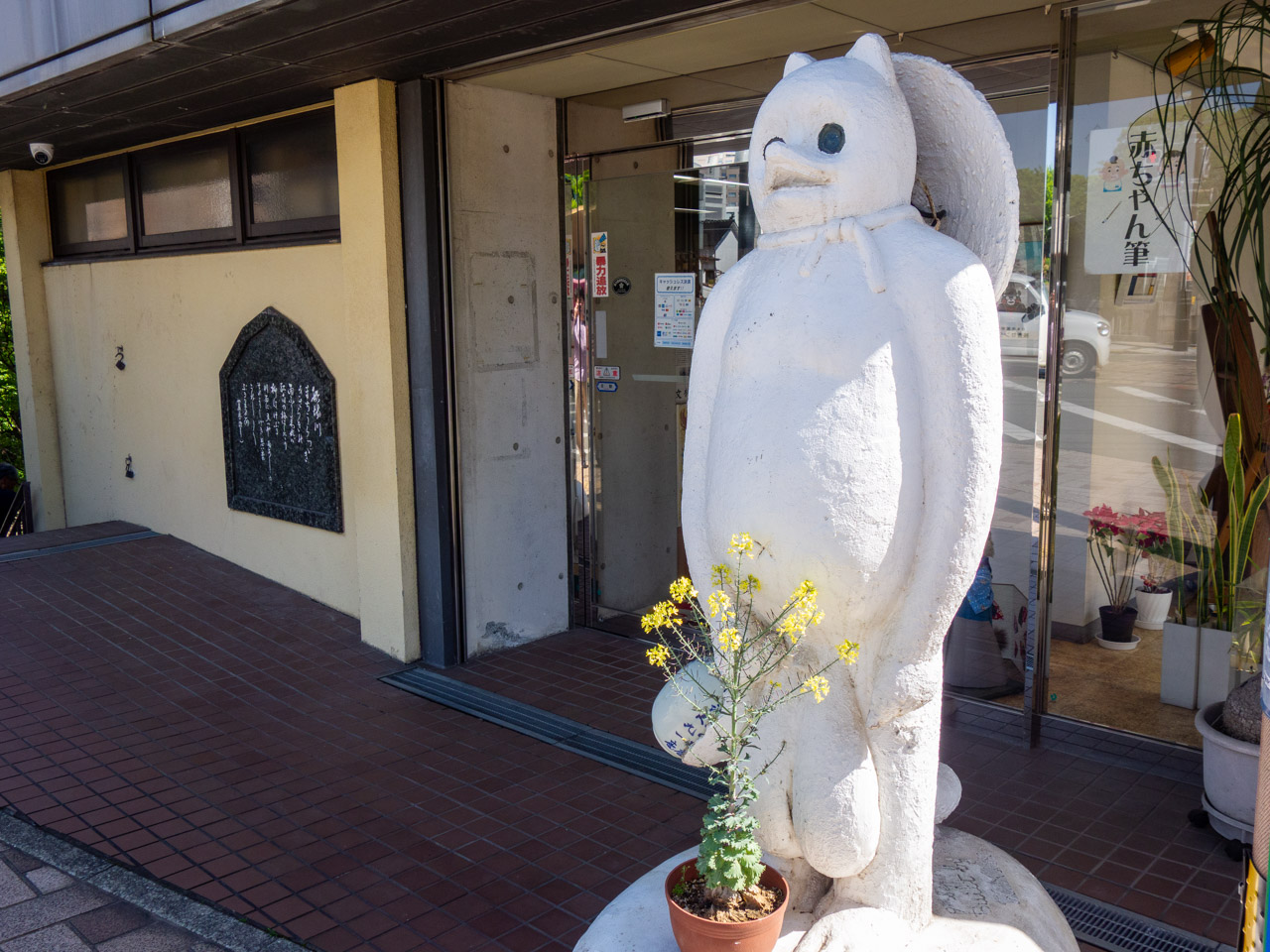 白いタヌキの像