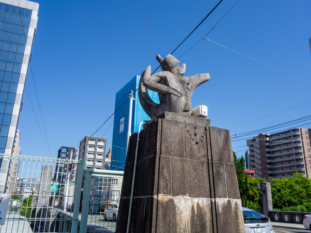 洗馬橋の狸のオブジェ