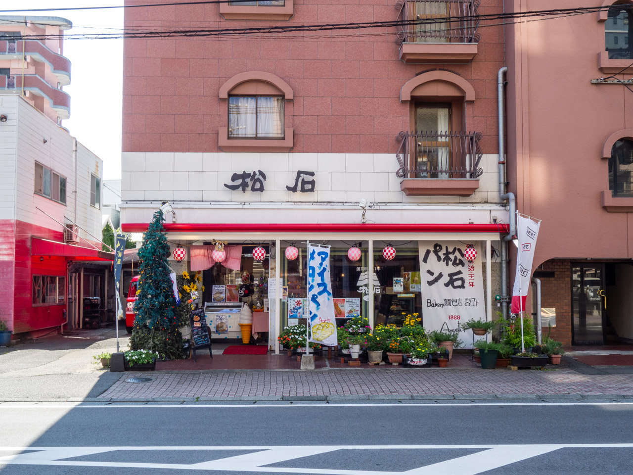 松石パン本店の店舗外観
