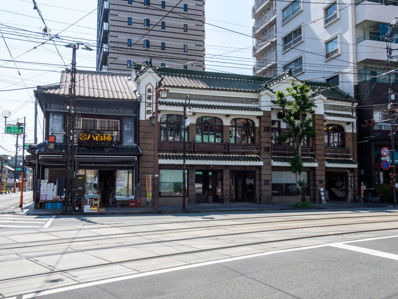 長崎次郎書店と八百柿の店舗外観