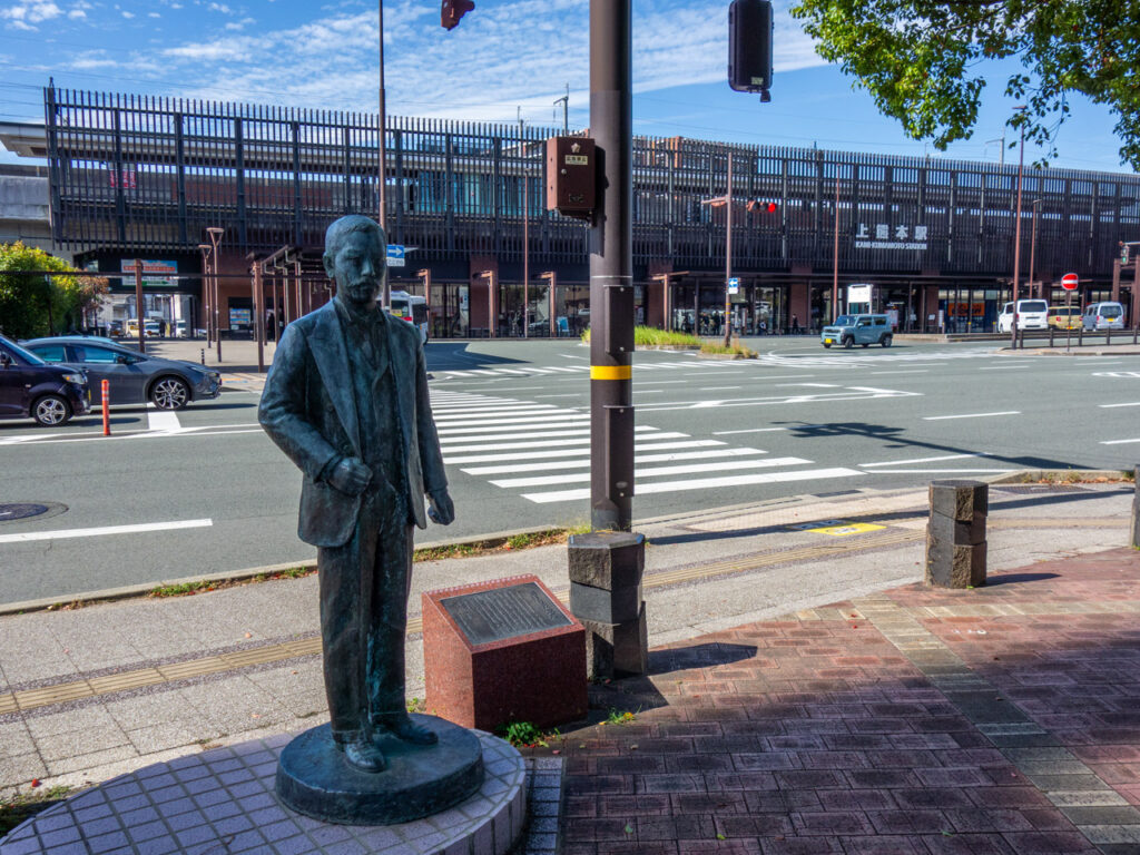 上熊本駅と夏目漱石の銅像